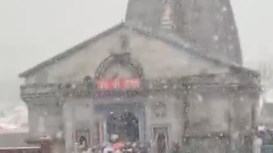 Heavy Snowfall Hits Kedarnath Dham in Uttarakhand, Devotees Brave Cold